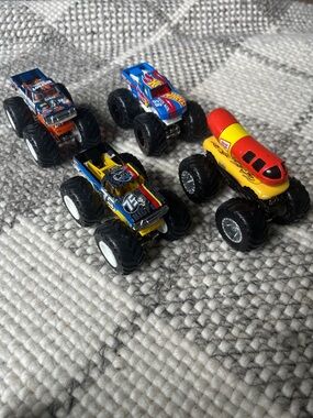 (5) Hot Wheels Monster Trucks Toy